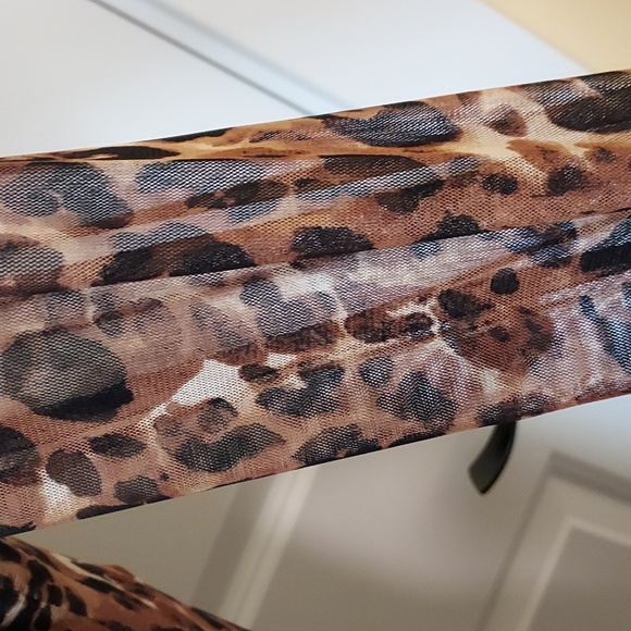 Connected Apparel  Leopard Print with Gathered Side and Sheer Sleeves Size 6 - Picture 4 of 10